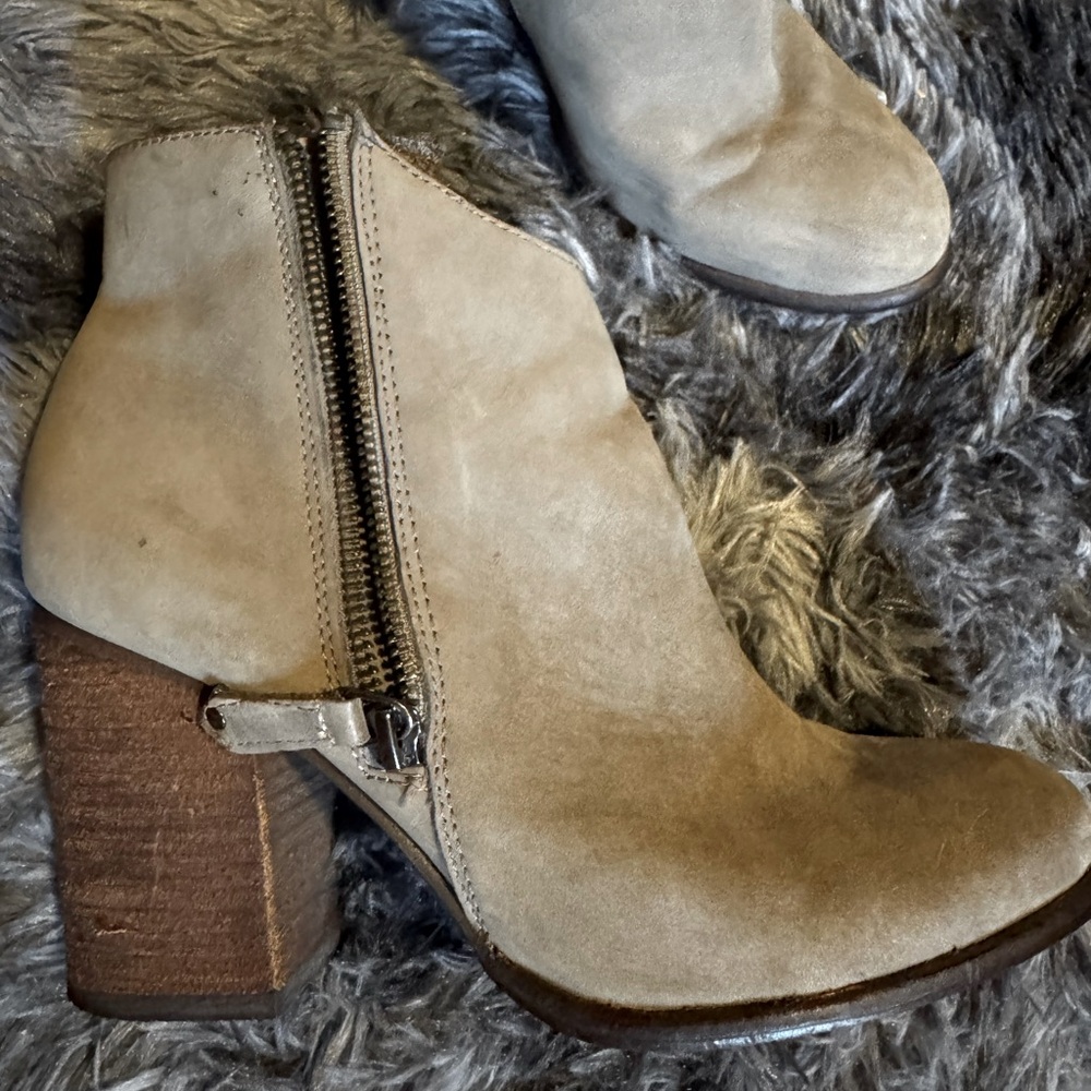 Matisse Grey ankle bootie with size zip, 3.25” heel for fall